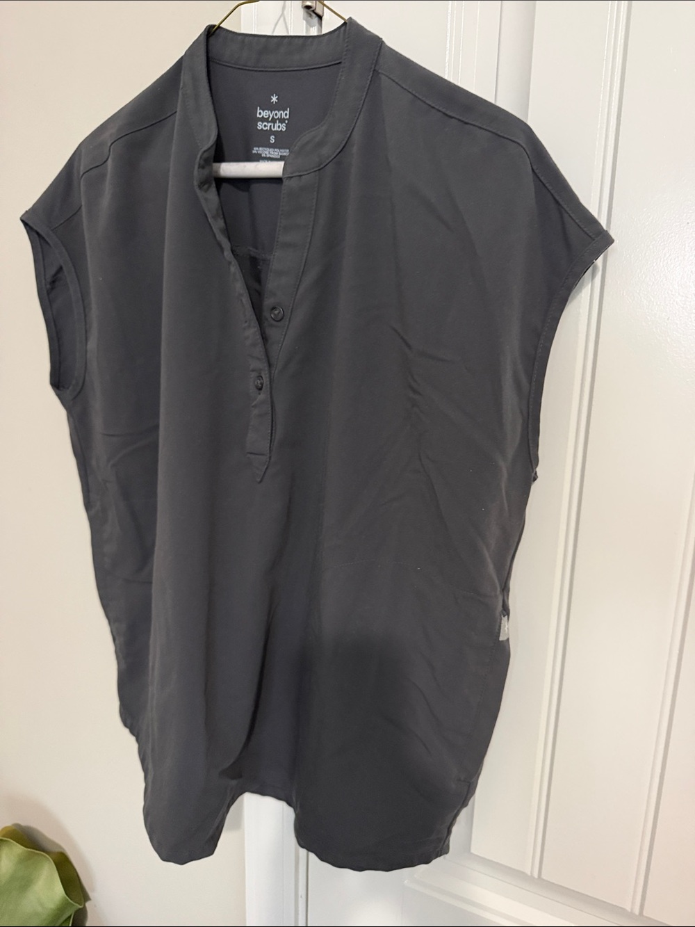 Beyond Scrubs Women's Dark Gray Cap-Sleeve Tunic